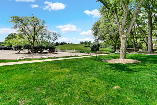5503 Lakeside Drive 1C, Lisle, IL 60532