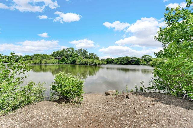 5503 Lakeside Drive 1C, Lisle, IL 60532