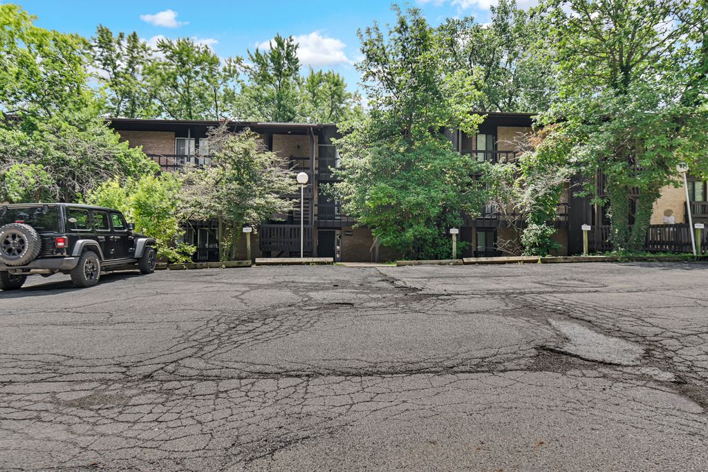 5503 Lakeside Drive 1C, Lisle, IL 60532
