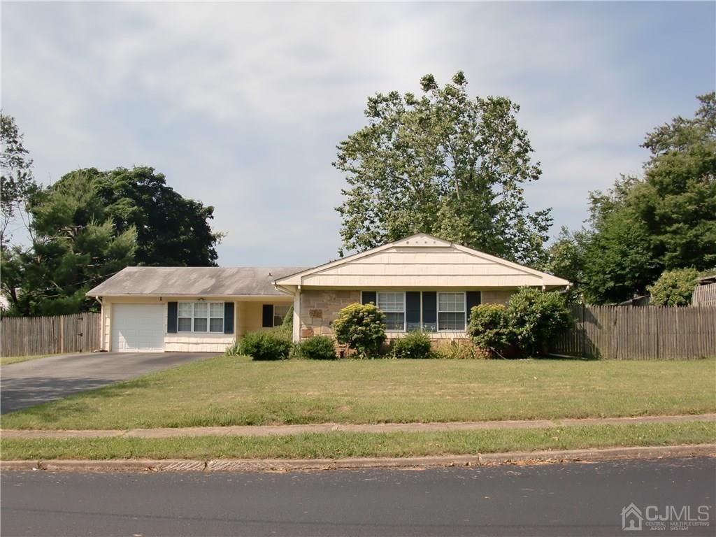1 Tripplet Road, Franklin, NJ 08873