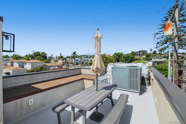 2114 Felspar, San Diego, CA 92109