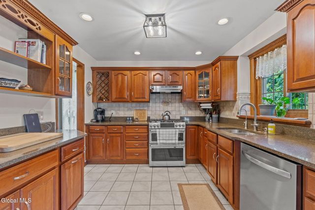 6 Wayto Lane, Clifton Park, NY 12019