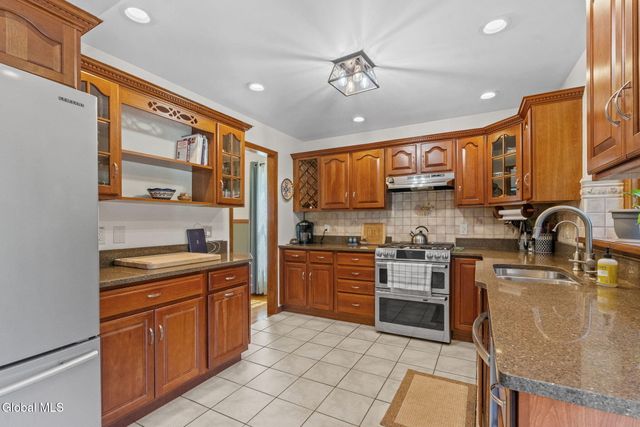 6 Wayto Lane, Clifton Park, NY 12019