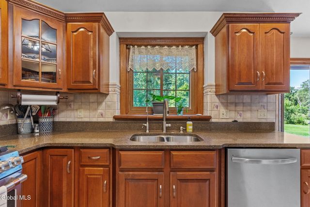 6 Wayto Lane, Clifton Park, NY 12019