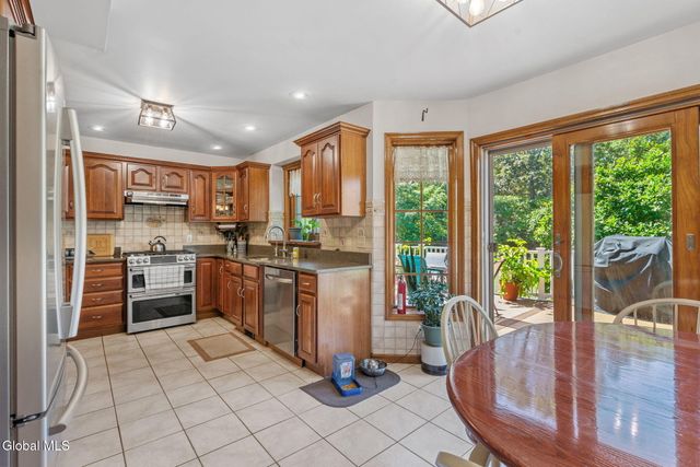 6 Wayto Lane, Clifton Park, NY 12019