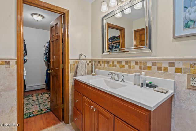 6 Wayto Lane, Clifton Park, NY 12019