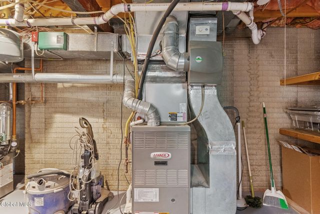 6 Wayto Lane, Clifton Park, NY 12019