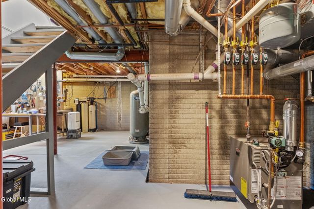 6 Wayto Lane, Clifton Park, NY 12019