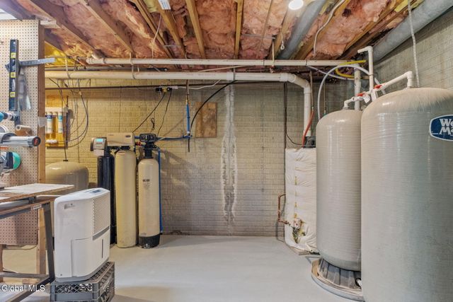 6 Wayto Lane, Clifton Park, NY 12019