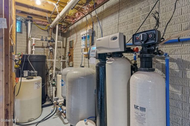 6 Wayto Lane, Clifton Park, NY 12019