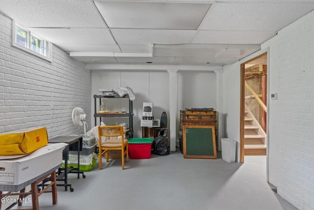 6 Wayto Lane, Clifton Park, NY 12019