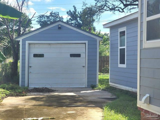 206 Berry Rd, Pensacola, FL 32507