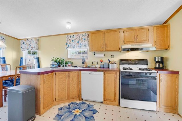 27 Somerset Rd, Chicopee, MA 01020