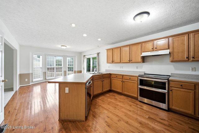 5009 Oakbrook Dr, Louisville, KY 40245