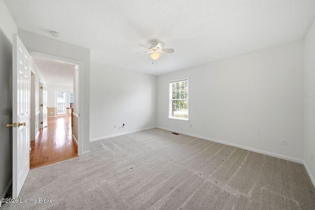 5009 Oakbrook Dr, Louisville, KY 40245
