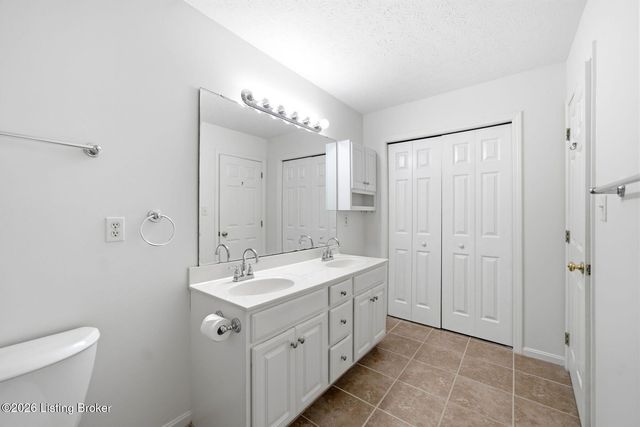 5009 Oakbrook Dr, Louisville, KY 40245