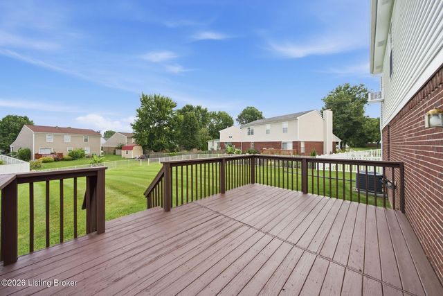 5009 Oakbrook Dr, Louisville, KY 40245