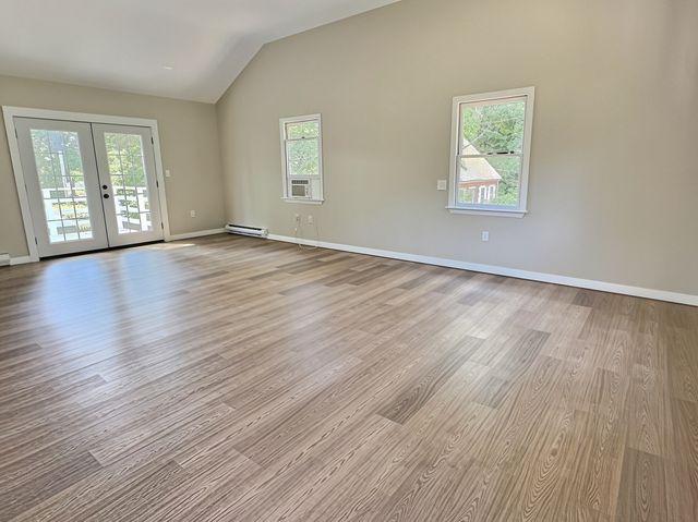 14 Milford St, Plymouth, MA 02360
