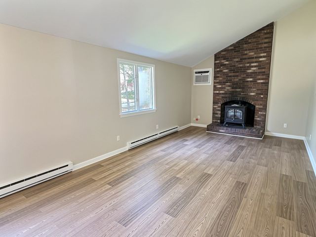 14 Milford St, Plymouth, MA 02360