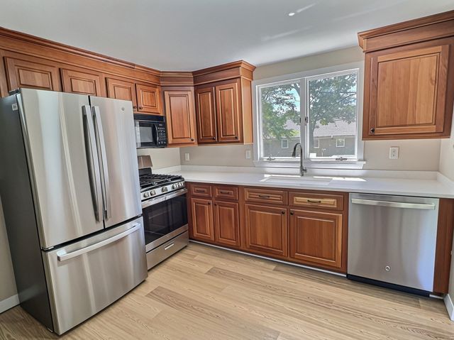 14 Milford St, Plymouth, MA 02360