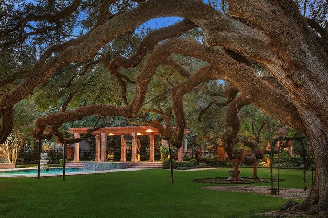 2 Wexford Court, Houston, TX 77024