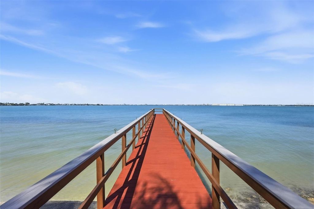 Image 27 of property listing at 6210 SUN BOULEVARD 211, St Petersburg, FL 33715