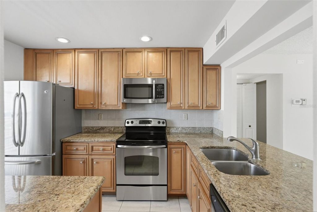 Image 5 of property listing at 6210 SUN BOULEVARD 211, St Petersburg, FL 33715