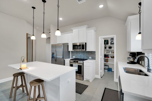 208 Claywood Drive, Glenn Heights, TX 75154