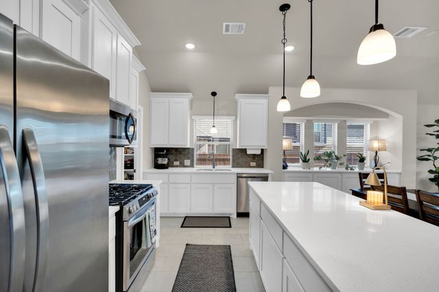 208 Claywood Drive, Glenn Heights, TX 75154