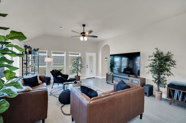 208 Claywood Drive, Glenn Heights, TX 75154