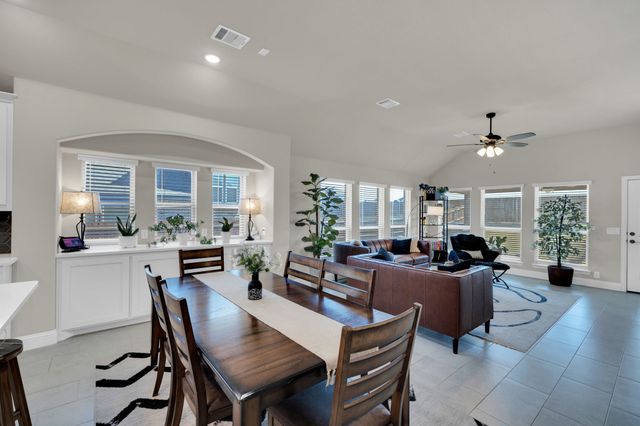 208 Claywood Drive, Glenn Heights, TX 75154