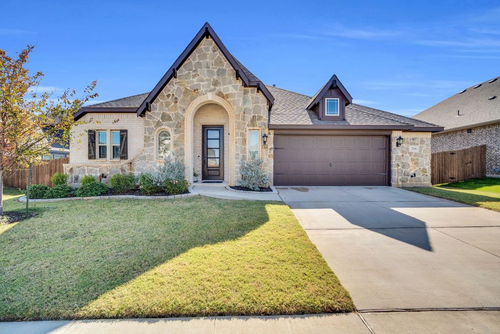 208 Claywood Drive, Glenn Heights, TX 75154