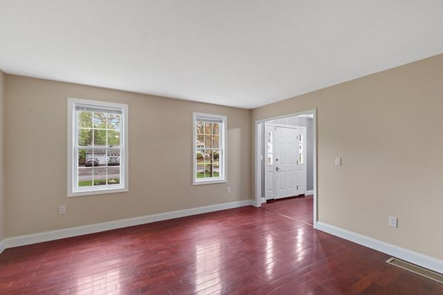 85 Pine St, Franklin, MA 02038
