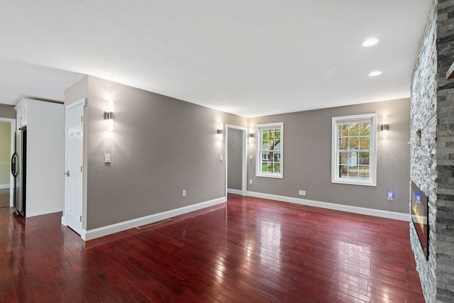 85 Pine St, Franklin, MA 02038