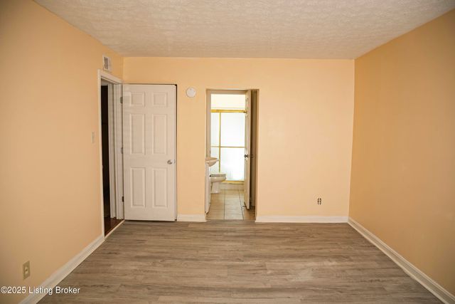 1119 La Fontenay Ct, Louisville, KY 40223