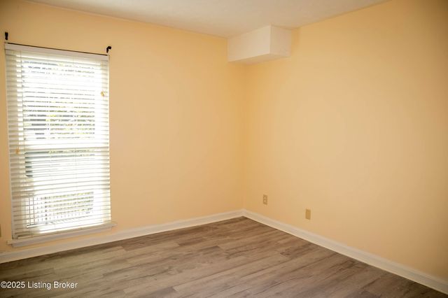 1119 La Fontenay Ct, Louisville, KY 40223