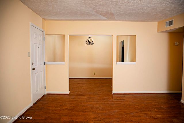 1119 La Fontenay Ct, Louisville, KY 40223