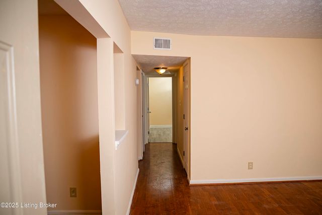 1119 La Fontenay Ct, Louisville, KY 40223