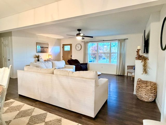 18371 Lawrence 2230, Aurora, MO 65605