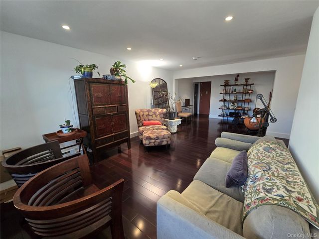 210 E Broadway 1H, Long Beach, NY 11561