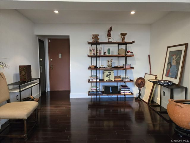 210 E Broadway 1H, Long Beach, NY 11561