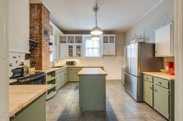 211 Johnson Street, Bristol, VA 24201