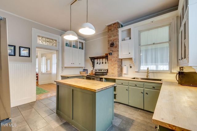 211 Johnson Street, Bristol, VA 24201