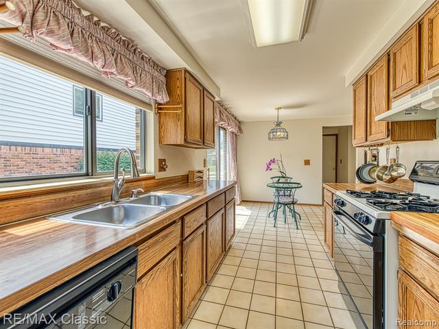 23810 Harvest Drive, Novi, MI 48375