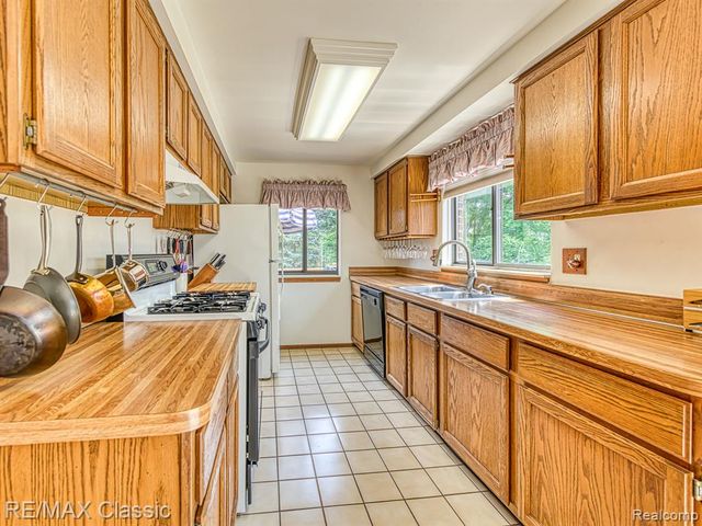 23810 Harvest Drive, Novi, MI 48375