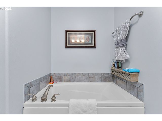 9239 Sw SWEEK Dr, Tualatin, OR 97062