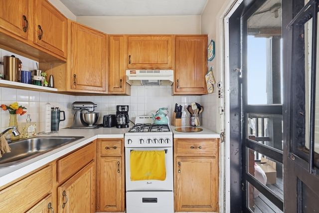 91 E Park St, Springfield, MA 01105