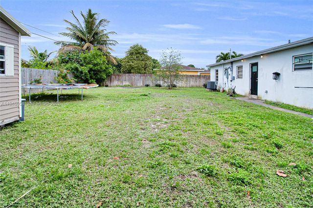 911 NW 142nd St, Miami, FL 33168