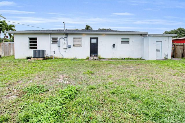 911 NW 142nd St, Miami, FL 33168