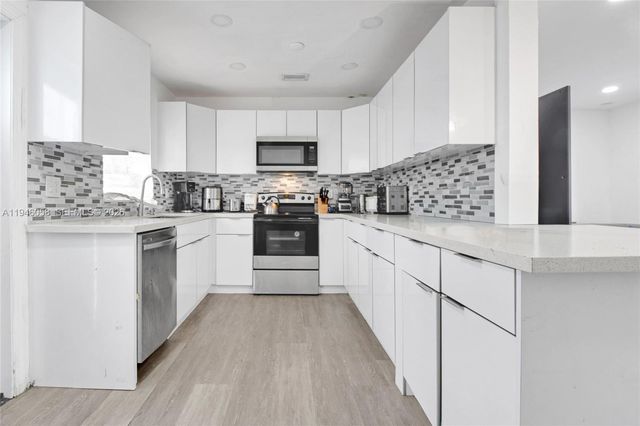 911 NW 142nd St, Miami, FL 33168